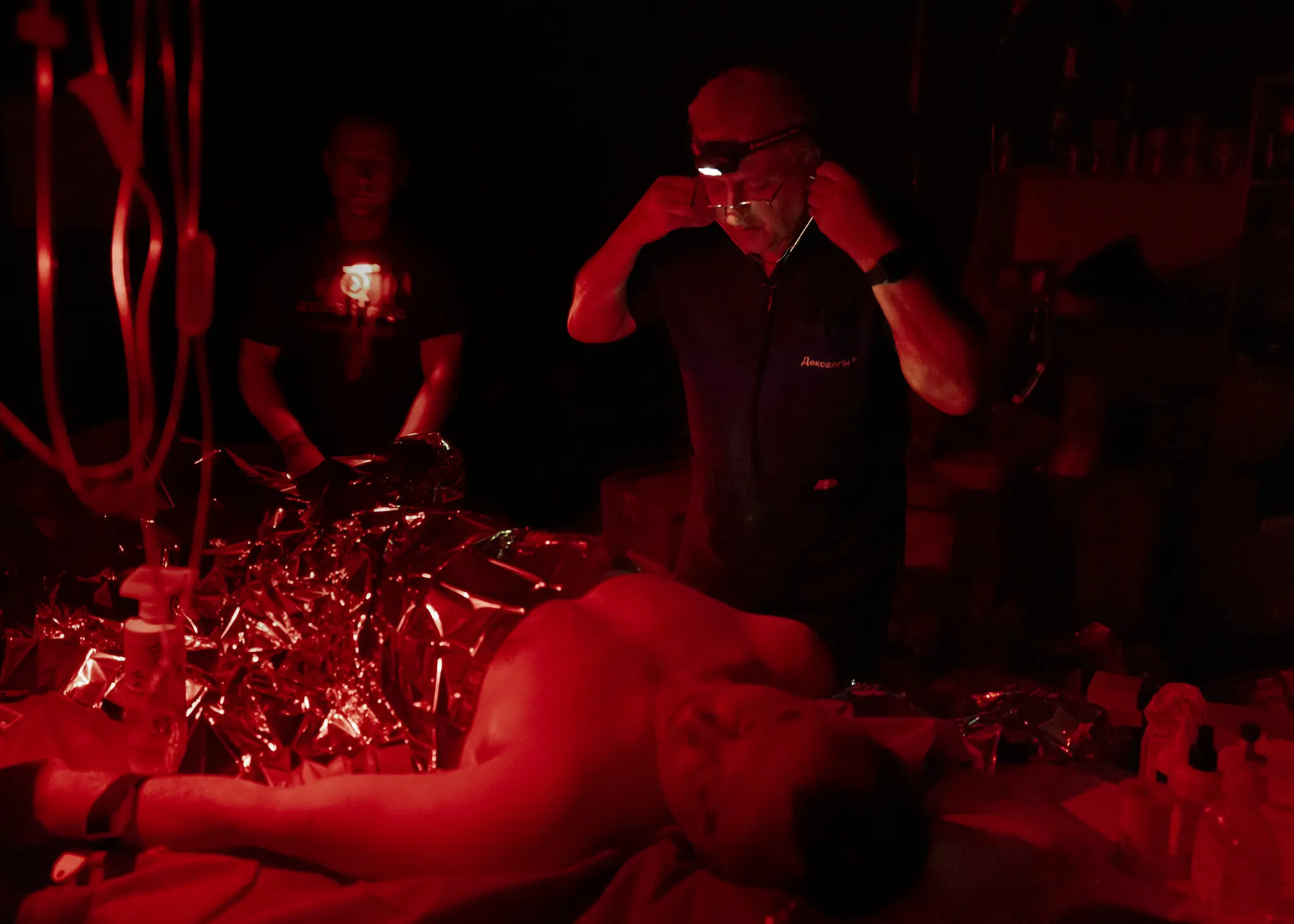 Вночі персонал використовує червоне світло на фарах, щоб зробити центр менш помітним